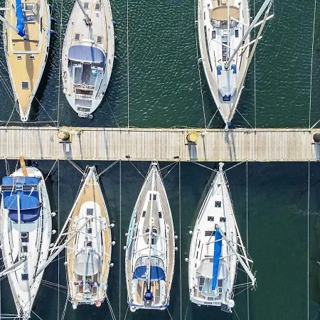 6 Person In Apartament