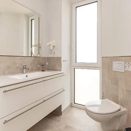 Apartment 6 Person In