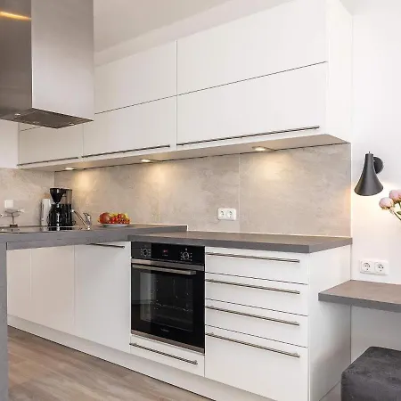 6 Person In Apartament