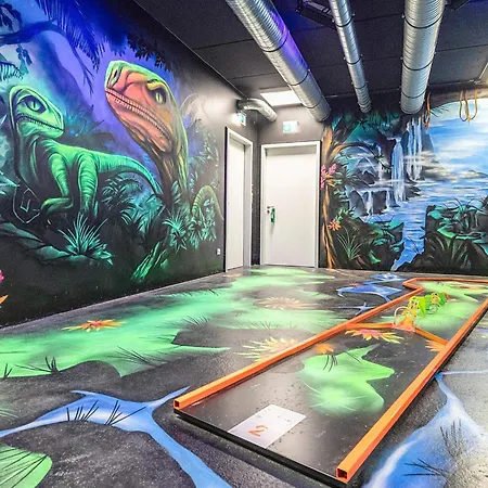 6 Person In Apartament